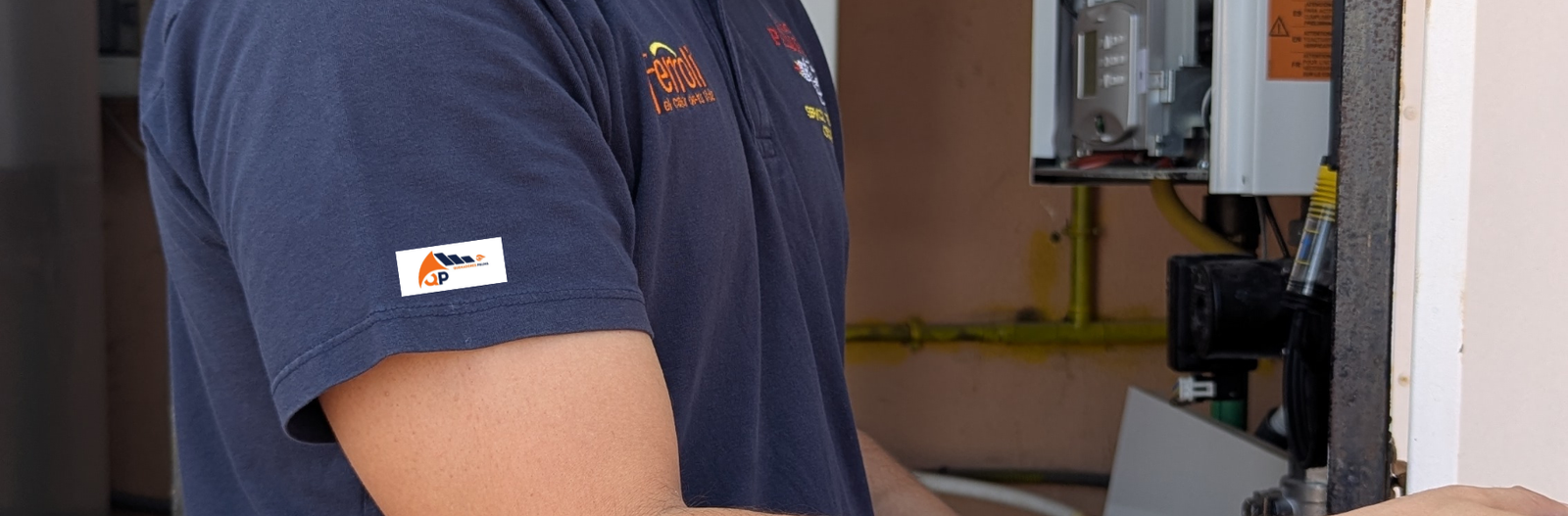 Técnico de quemadores palma realizando una prueba de combustión de una caldera