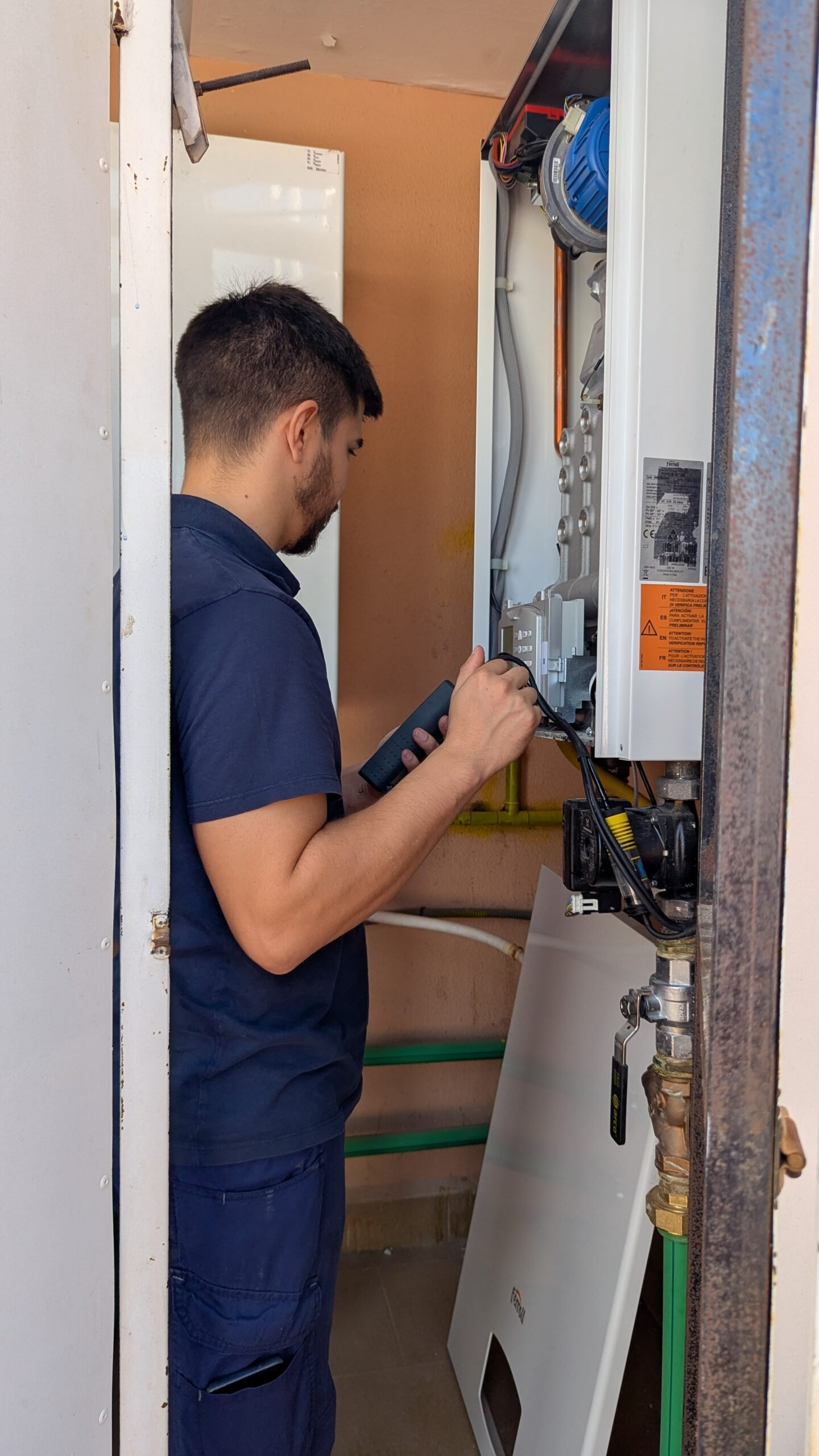 Técnico de quemadores palma en una revisión Técnico de quemadores palma en una revisión